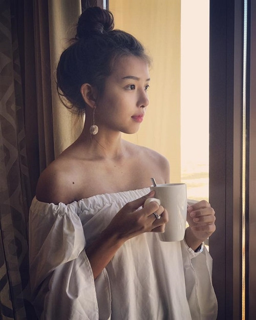 Những kiểu áo trễ nải được người đẹp tận dụng để khoe vai trần. 