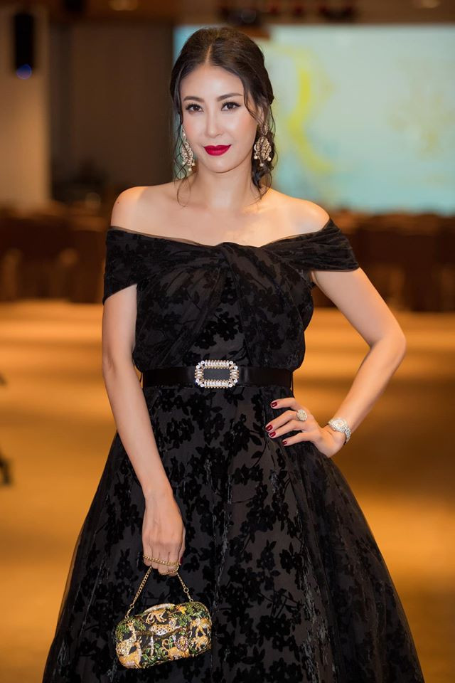 Ngoài ra, Hà Kiều Anh còn chia sẻ rằng tinh thần thoải mái là chìa khóa quan trọng nhất trong việc giữ gìn nhan sắc. Cô cho rằng, chúng ta không thể xinh đẹp khi tinh thần ủ rũ, mặt mày luôn nhăn nhó.