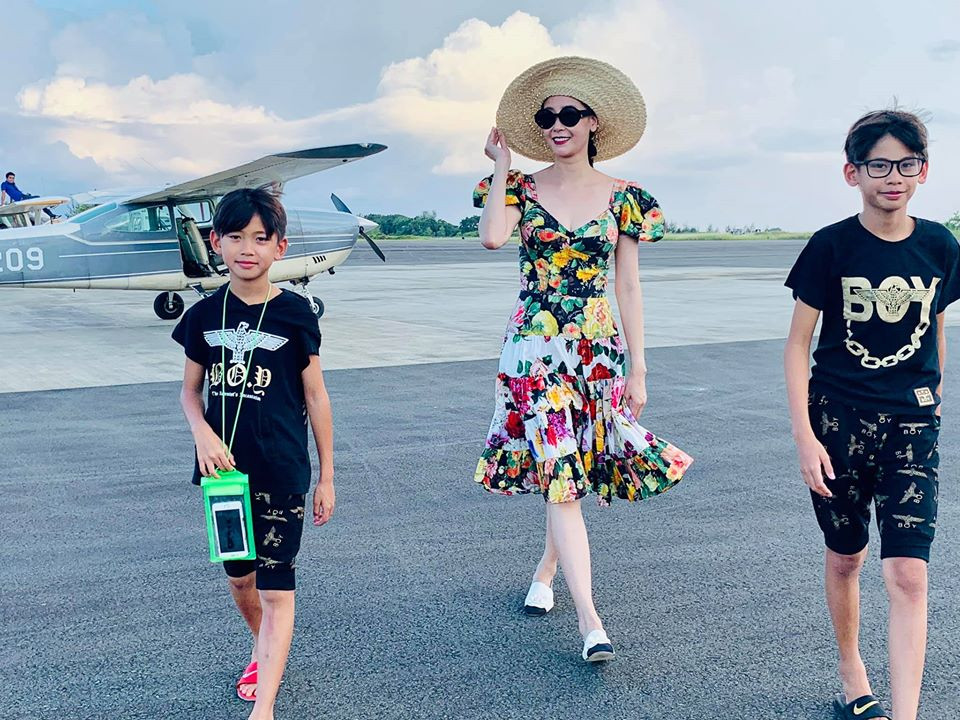 Vóc dáng hoàn hảo giúp người đẹp tự tin diện bất kỳ trang phục nào từ dáng ôm tới phom suông mềm mại. Ảnh: FBNV. Video "Bí quyết làm đẹp của sao Việt". Nguồn: VTC.