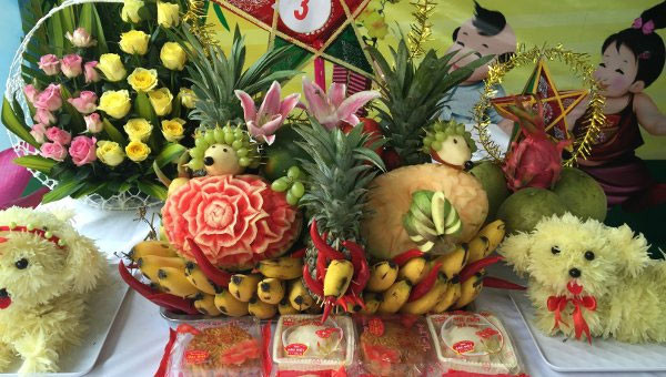 Đây cũng là dịp để những người phụ nữ trổ tài nữ công gia chánh, trang trí sao cho mâm quả của nhà mình đẹp mắt, hấp dẫn. Phụ nữ khéo tay có thể cắt tỉa bưởi, dưa hấu thành hình các con vật với mục đích tạo niềm vui, thích thú cho trẻ nhỏ.