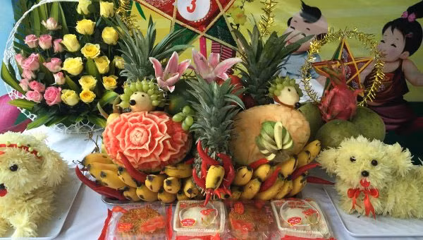 Đây cũng là dịp để những người phụ nữ trổ tài nữ công gia chánh, trang trí sao cho mâm quả của nhà mình đẹp mắt, hấp dẫn. Phụ nữ khéo tay có thể cắt tỉa bưởi, dưa hấu thành hình các con vật với mục đích tạo niềm vui, thích thú cho trẻ nhỏ.