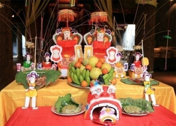 Mâm cỗ Trung thu cầu kỳ hơn còn có hình ảnh 2 ông tiến sĩ giấy với ý nghĩa mong cho con cháu trong nhà học hành tấn tới, đỗ đạt. Đồng thời, cầu chư vị thần linh bảo vệ những đứa trẻ, mang may mắn tới cho gia đình.