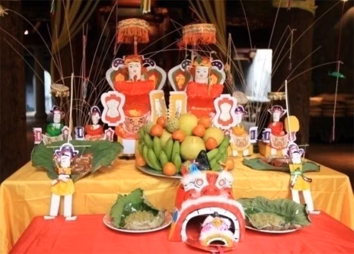 Mâm cỗ Trung thu cầu kỳ hơn còn có hình ảnh 2 ông tiến sĩ giấy với ý nghĩa mong cho con cháu trong nhà học hành tấn tới, đỗ đạt. Đồng thời, cầu chư vị thần linh bảo vệ những đứa trẻ, mang may mắn tới cho gia đình.