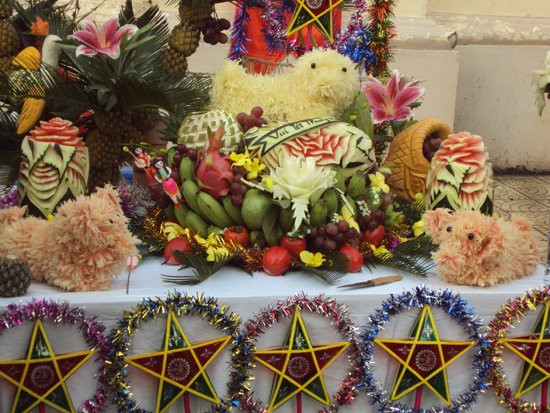 Các loại đèn trang trí bày cùng mâm bánh trái gồm đèn ông sao, đèn ông sư, đèn kéo quân, đèn con thỏ...