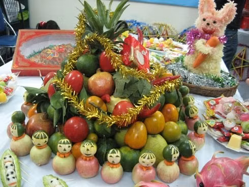 Mâm quả ngày Trung thu nên có xanh có chín, như quan niệm của người xưa, màu xanh của hoa quả mang tính âm, trái chín mang tính dương. Mâm ngũ quả tượng trưng cho ngũ hành Kim Mộc Thủy Hỏa Thổ.