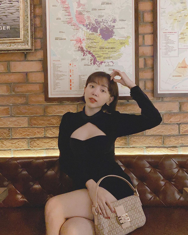 Là một tín đồ thời trang thứ thiệt, Tóc Tiên cũng lăng xê mốt áo hở ngực để khoe vòng một và làn da trắng ngần của cô.