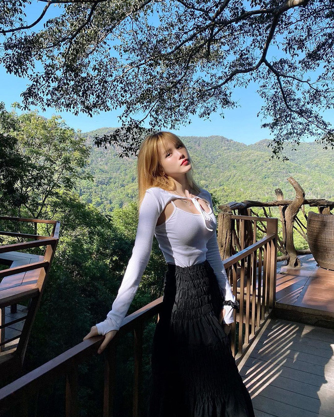 Thiều Bảo Trâm góp phần chứng minh kiểu áo cắt khoét trên ngực không hề khó mix đồ và diện lên chỉ có sang chảnh, sành điệu.