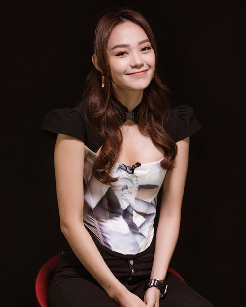 Minh Hằng cũng chọn phong cách ăn mặc cá tính pha nét sexy khi phối diện áo khoét ngực đẩy vòng một thêm gợi cảm.