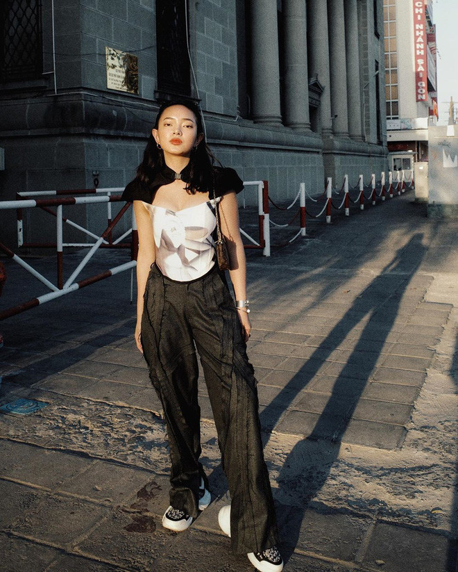 Chẳng những lăng xê kiểu áo cut-out mà Châu Bùi còn mix áo với quần ống rộng và sneaker năng động, thời thượng.