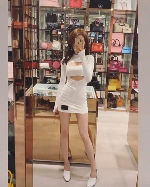 Là một trong những mỹ nhân có phong cách sexy táo bạo nhất nhì Vbiz nên dĩ nhiên Ngọc Trinh sẽ không thể không biết tới kiểu trang phục khoét ngực.