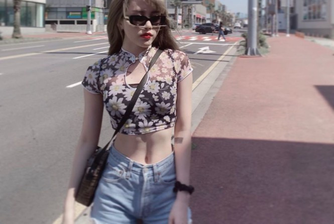 Bạn gái tin đồn của Sơn Tùng M-TP tiếp tục khiến fan mãn nhãn với màn khoe eo thon trong kiểu áo croptop cổ sườn xám khoét ngực.