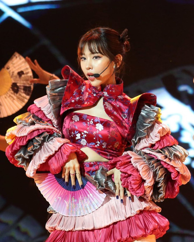 Phần khoét ngực của chiếc áo mà Min diện táo bạo hơn hẳn những sao nữ khác nhưng vẫn cực kì sang trọng.