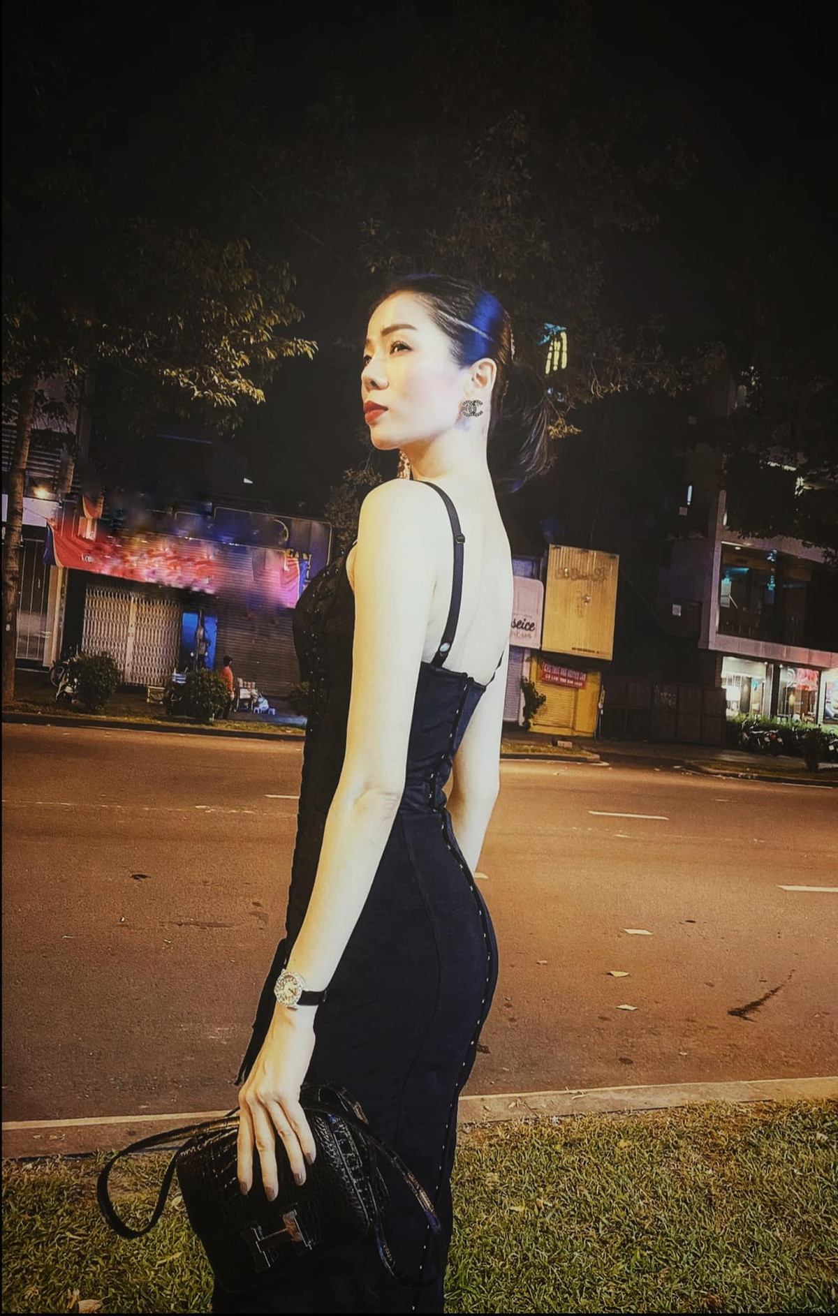 Váy bó sát, áo crop-top, chân váy bó sát… là những kiểu trang phục gợi cảm được ca sĩ Lệ Quyên yêu thích.