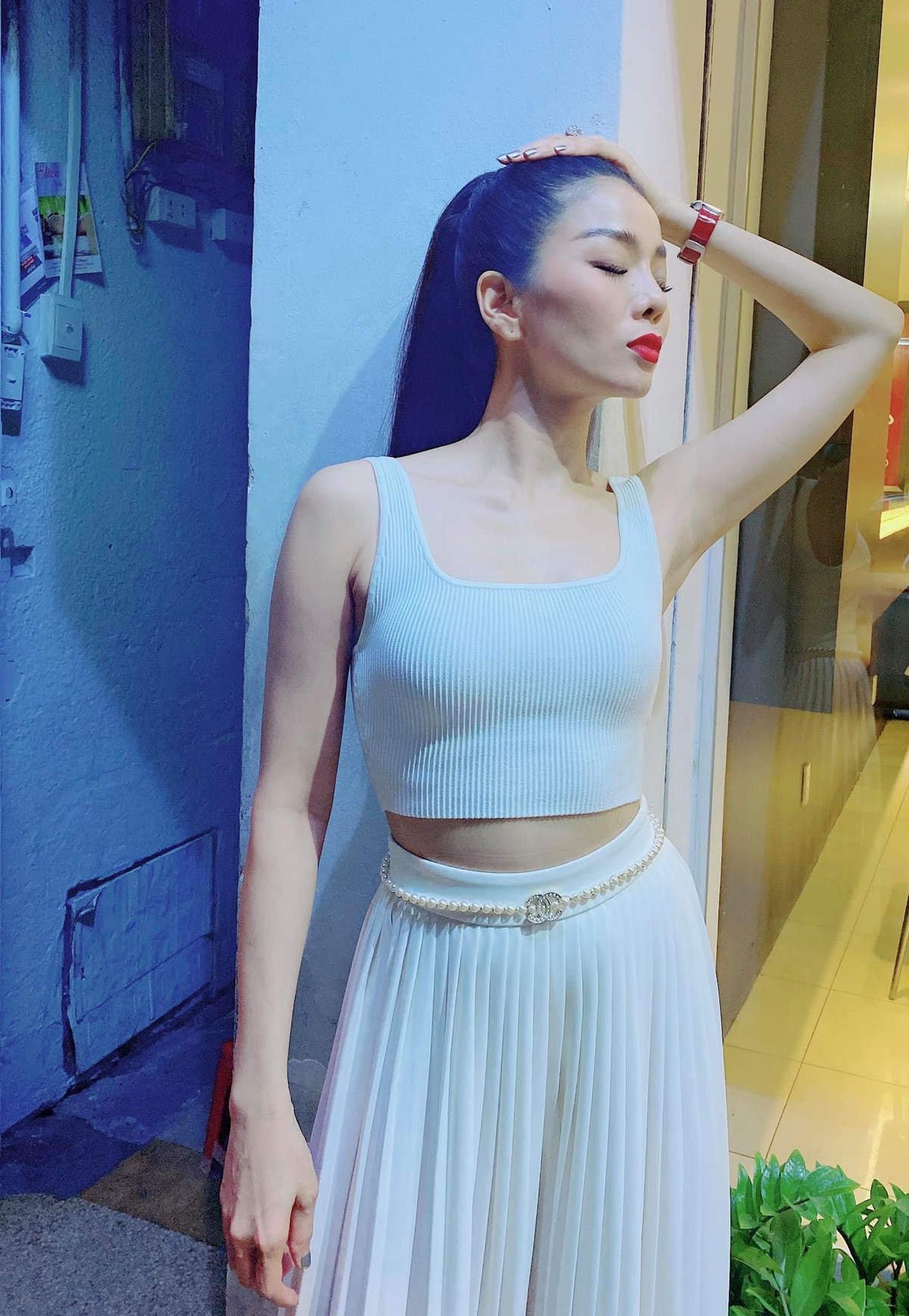 Style yêu thích của Lệ Quyên là váy bó sát với những khoảng hở táo bạo, hoặc chân váy kết hợp với áo crop-top…