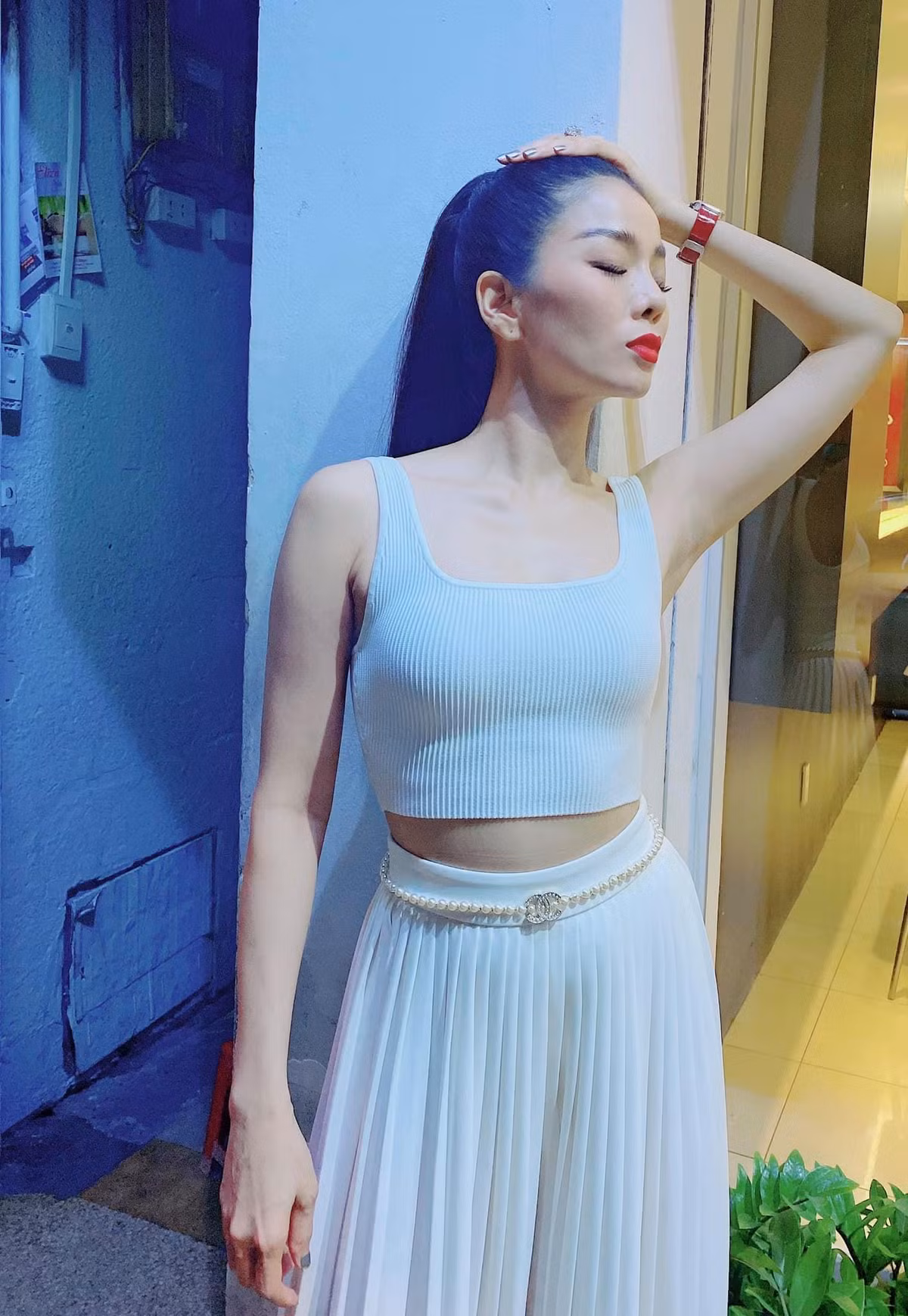 Style yêu thích của Lệ Quyên là váy bó sát với những khoảng hở táo bạo, hoặc chân váy kết hợp với áo crop-top…