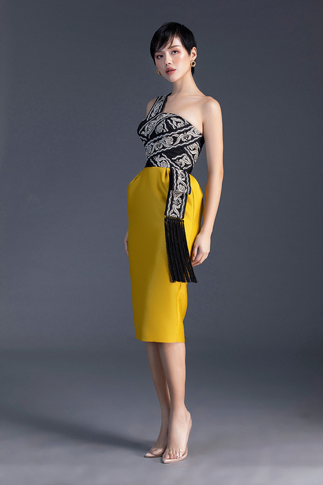 Bước chân vào showbiz thông qua chương trình The Face Việt Nam, Khánh Linh với gương mặt sắc sảo cùng gu thời trang thời thượng phần nào khẳng định được vị trí của bản thân trong lòng công chúng.