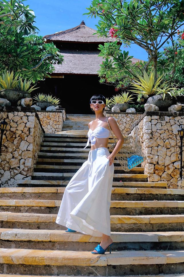 Cô nàng chuyển hướng trở thành một fashionista chính hiệu với cách ăn mặc đẳng cấp và mái tóc tém mạnh mẽ.