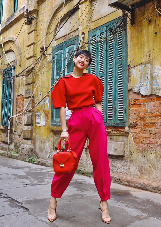 Khánh Linh trông cực kỳ sành điệu và nổi bật với set đồ đỏ ton sur ton.