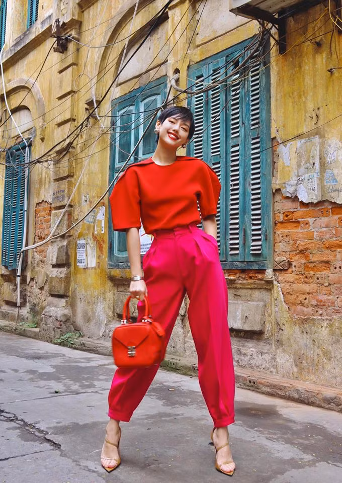 Khánh Linh trông cực kỳ sành điệu và nổi bật với set đồ đỏ ton sur ton.