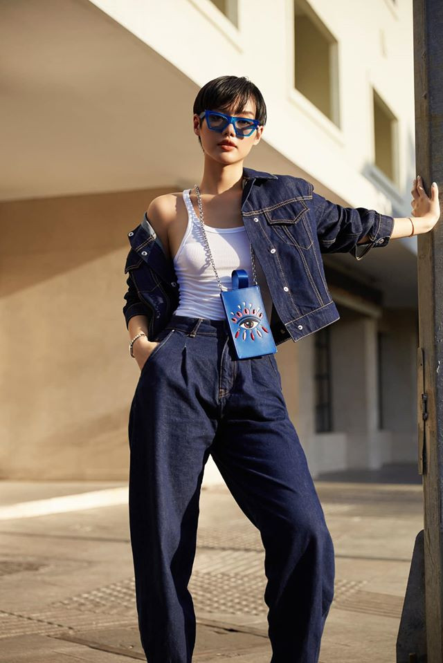 Khánh Linh thường xuyên xuất hiện với những phụ kiện hàng hiệu và cách mix đồ hiếm khi đụng hàng.