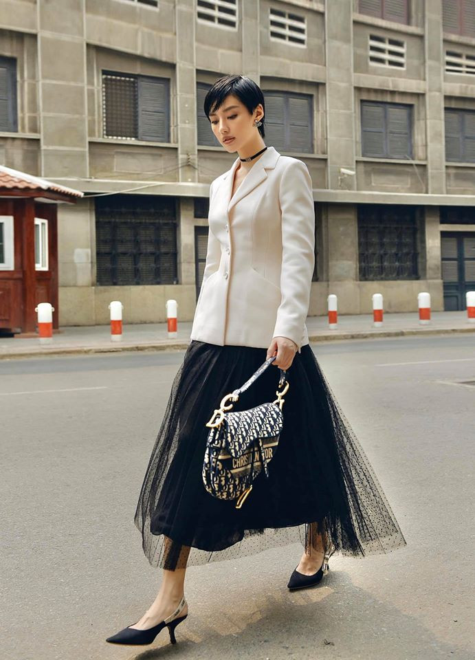 Luôn bắt kịp các xu hướng thời trang mới nhất nên cách phối đồ của Khánh Linh vừa chất vừa thời thượng.