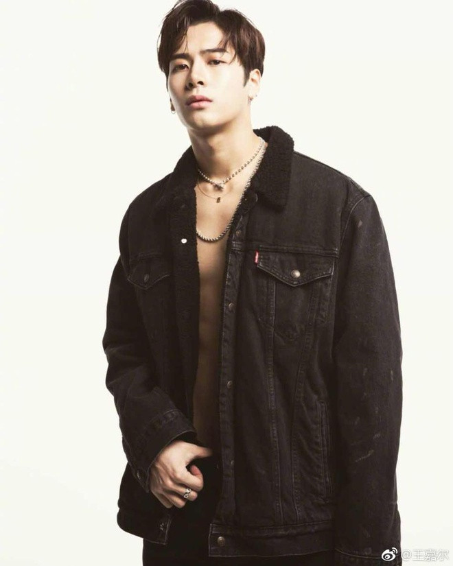 Bên cạnh những bộ đồ thể thao hay hip hop năng động, Jackson (GOT7) cũng khá ưa chuộng kiểu mặc áo denim hay sơ mi không cài cúc để lộ thân hình bên trong.