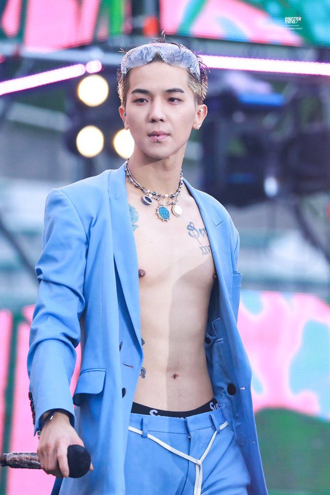 Nam rapper Mino (WINNER) không ít lần khiến người hâm mộ ấn tượng khi chỉ diện vest phanh cúc nhằm khoe ra cơ bụng săn chắc.