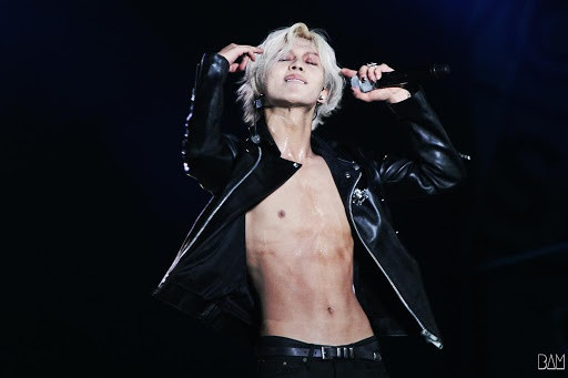Taemin (SHINee) cũng khiến khán giả “nóng mắt” khi thường xuyên diện mốt phanh ngực trên sân khấu.