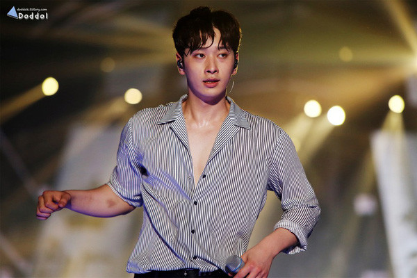 Chansung (2PM) gây ấn tượng với những màn vũ đạo điêu luyện và mốt mặc áo sơ mi phanh ngực trên sân khấu.