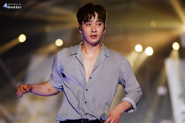 Chansung (2PM) gây ấn tượng với những màn vũ đạo điêu luyện và mốt mặc áo sơ mi phanh ngực trên sân khấu.