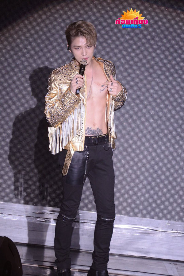 Nam ca sĩ Jae Jong (JYJ) trông cực kỳ sexy khi diện áo phanh ngực biểu diễn. Ảnh: Internet. Video "Minh Hằng chia sẻ về phong cách thời trang". Nguồn: VTC.