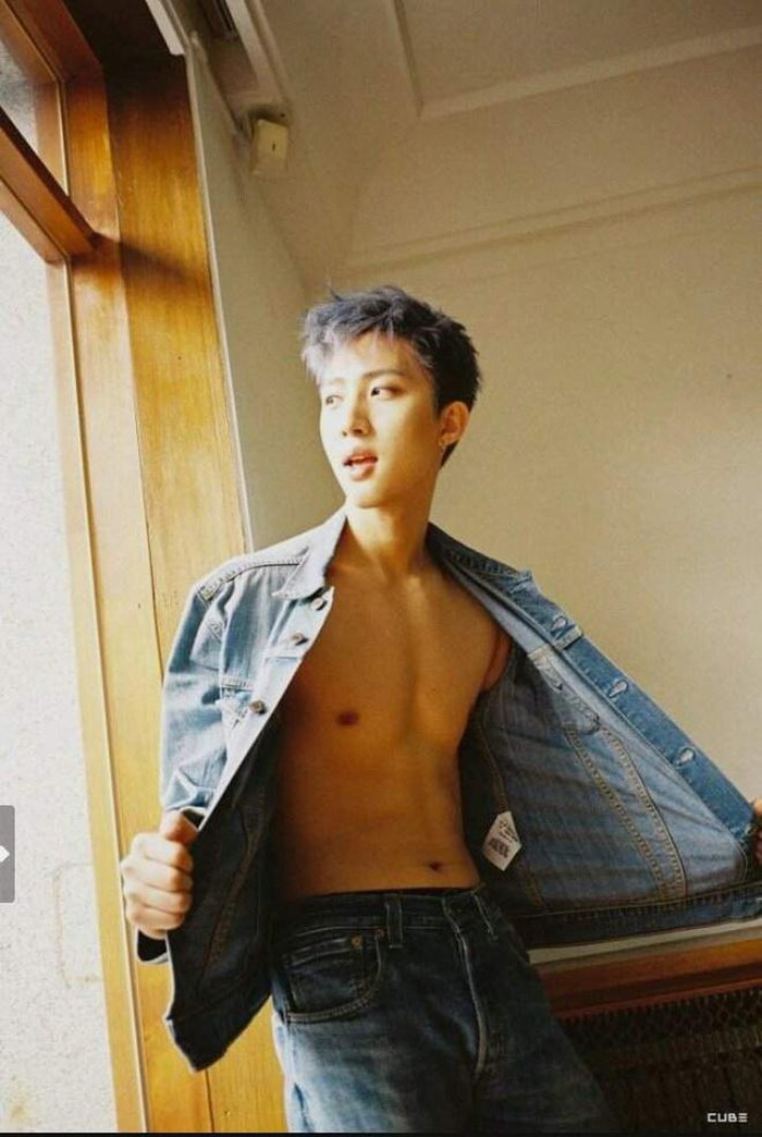 Bên cạnh giọng hát ngọt ngào, cao vút, Hui (PENTAGON) còn có cơ bụng săn chắc. Với lợi thế này, nam ca sĩ không ngần ngại mặc áo phanh cúc trong các bộ ảnh thời trang.