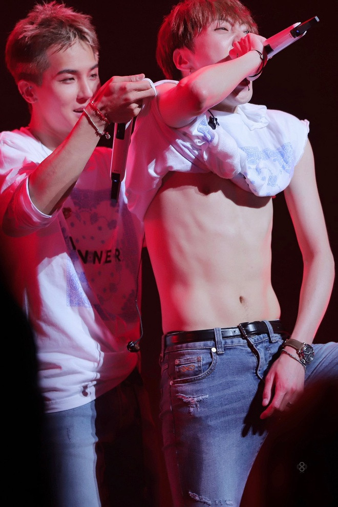 Có lần, trưởng nhóm WINNER Kang Seung Yoon khoe cơ bụng bằng cách táo bạo hơn - quấn áo lên cao.