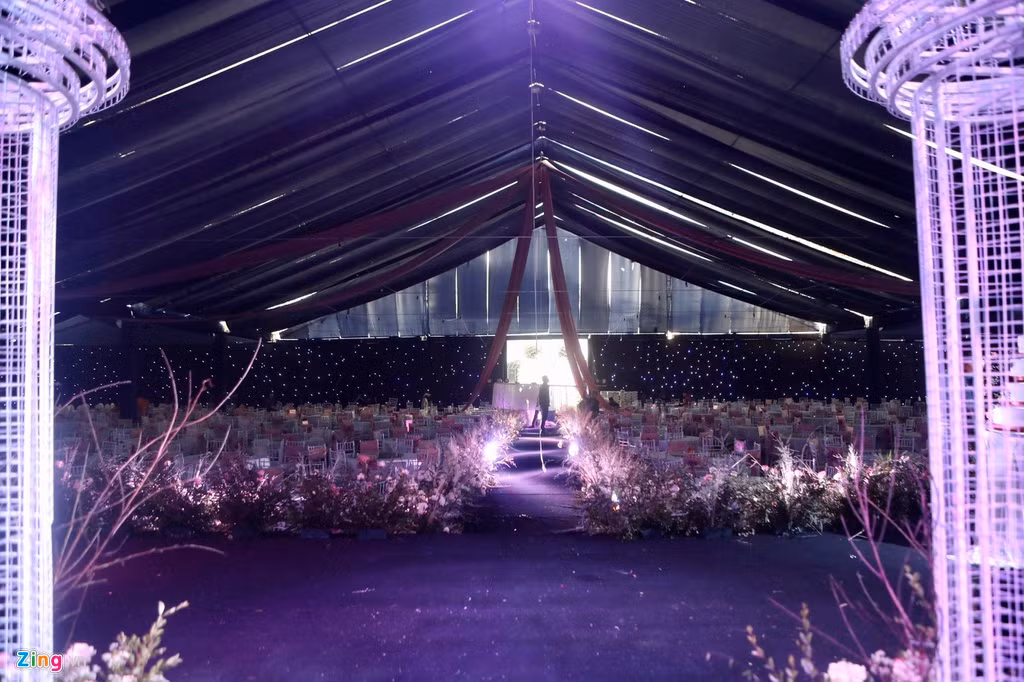 Toàn bộ diện tích 3.000m2 của sân Giao Tác được phủ kín bằng rạp cưới nhà Duy Mạnh.