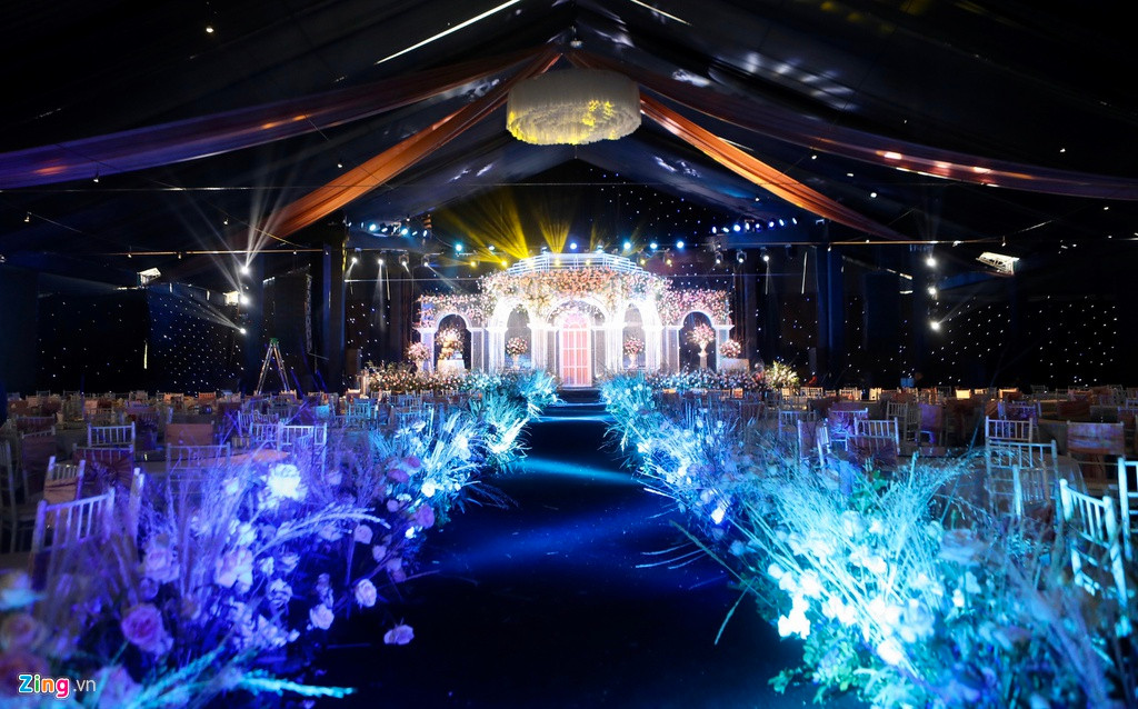 Khung cảnh rạp cưới vô cùng hoành tráng khiến người xem có cảm giác bồi hồi choáng ngợp ở góc nhìn từ xa.
