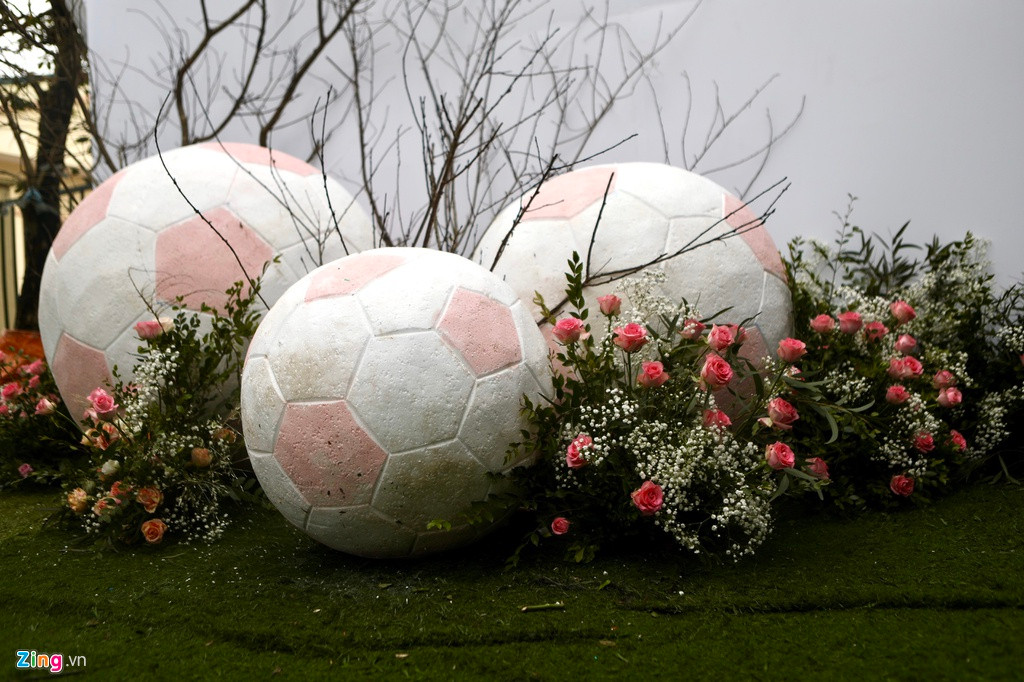 Không gian bên ngoài rạp cưới sử dụng những trái bóng mang tính biểu tượng cho sự nghiệp của Đỗ Duy Mạnh.