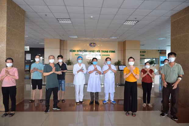 8 benh nhan COVID-19 khoi benh, gom bac si BV Nhiet doi Trung uong