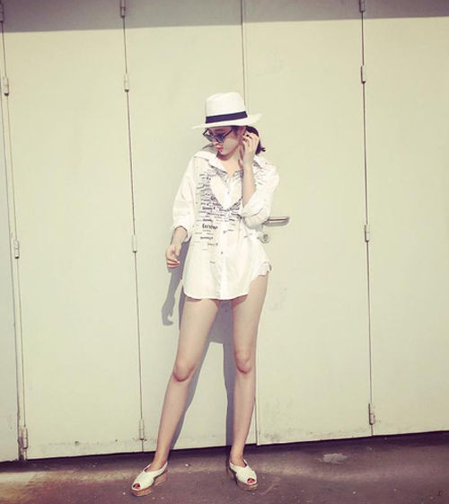 Angela Phương Trinh mắc lỗi chọn sơ mi quá ngắn và quần cùng màu áo để diện theo mốt giấu quần.