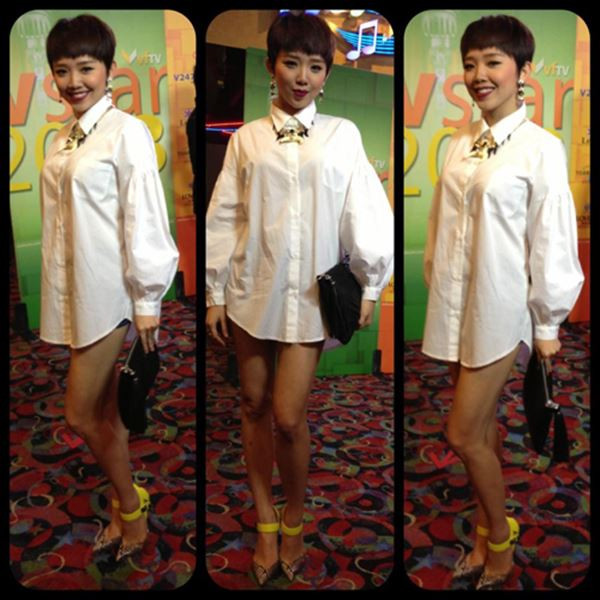 Diện sơ mi giấu quần đi sự kiện, Tóc Tiên thành công khi khoe được lợi thế chân thon. Tuy nhiên chiếc áo rộng lùng bùng đã nhấn chìm đường cong nóng bỏng của nữ ca sĩ.