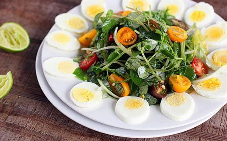 Cách làm: Rau càng cua nhặt rửa sạch, ngâm với nước muối pha loãng 15 phút, vớt ra rổ, để ráo. Trứng gà luộc chín, bóc vỏ và cắt thành từng khoanh. Hành tây bóc vỏ, thái mỏng theo chiều dọc của củ. Tỏi bỏ vỏ, băm nhỏ. Ớt bỏ hạt, băm nhỏ. Trộn đều nguyên liệu làm nước trộn, khuấy đều cho tan hết gia vị. Trộn rau càng cua, hành tây với nước trộn, sau đó bày ra đĩa, thêm trứng lên trên.