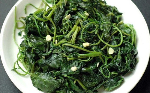 Rau càng cua xào tỏi có lẽ vẫn còn xa lạ với rất nhiều người, tuy nhiên nếu bạn đã một lần thưởng thức bạn sẽ không thể quên được vị giòn ngọt và thơm lừng của món xào này. Ảnh: Internet.