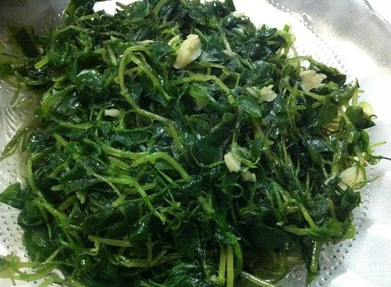 Sau đó, đặt chảo lên bếp rồi cho dầu ăn vào chảo và làm nóng lên rồi tiếp tục cho tỏi băm nhỏ vào chảo và tiến hành phi thơm vàng. Bạn cho tất cả rau càng cua vào trong chảo trên và tiến hành xào nhanh và đều tay với lửa thật to chừng khoảng vài phút, nêm gia vị sao cho vừa ăn, nhưng bạn cần lưu ý không nên xào quá kĩ rau sẽ mất màu xanh và độ giòn rồi tắt bếp trút rau ra đĩa và thưởng thức nhé.