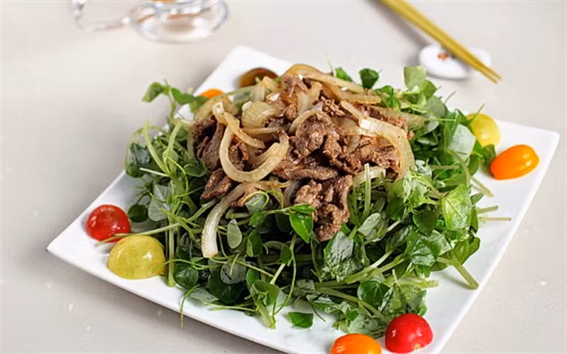 1. Rau càng cua trộn thịt bò: Bạn có thể chế biến nhiều món ngon từ rau càng cua mà ăn mãi chẳng ngán chẳng hạn như rau càng cua trộn thịt bò. Món này gồm các nguyên liệu: 300g thịt bò, 300g rau càng cua, 1/4 củ hành tây, 4 trái cà chua bi, 1 thìa cà phê tỏi băm, 1 thìa súp hành phi, 1 thìa súp dầu ăn.