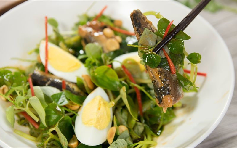 2. Rau càng cua trộn trứng: Nếu đã ngán ăn thịt thì bạn có thể đổi qua món rau càng cua trộn trứng nhé. Đây là một món ăn bình dân nhưng rất tốt cho sức khỏe, nhất là đối với những người bệnh tiểu đường, thiếu sắt, ngoài ra món ăn này còn có tác dụng tăng cường miễn dịch cho cơ thể.