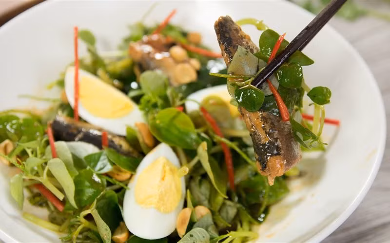 2. Rau càng cua trộn trứng: Nếu đã ngán ăn thịt thì bạn có thể đổi qua món rau càng cua trộn trứng nhé. Đây là một món ăn bình dân nhưng rất tốt cho sức khỏe, nhất là đối với những người bệnh tiểu đường, thiếu sắt, ngoài ra món ăn này còn có tác dụng tăng cường miễn dịch cho cơ thể.