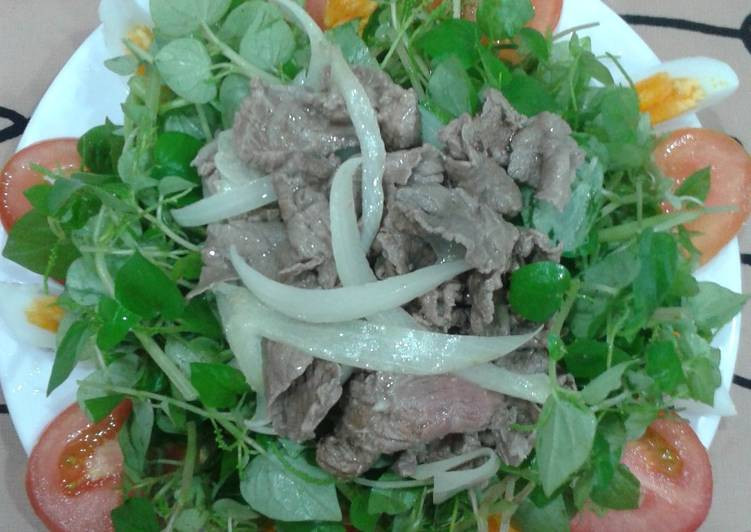 Lưu ý rau càng cua thường mọng nước nên rất dễ bị giập và ra nước không ngon. Vì vậy muốn món ăn ngon hơn, sau khi xào thịt bò nên đợi thịt nguội hẳn mới trộn thì rau sẽ giòn và ngon hơn.