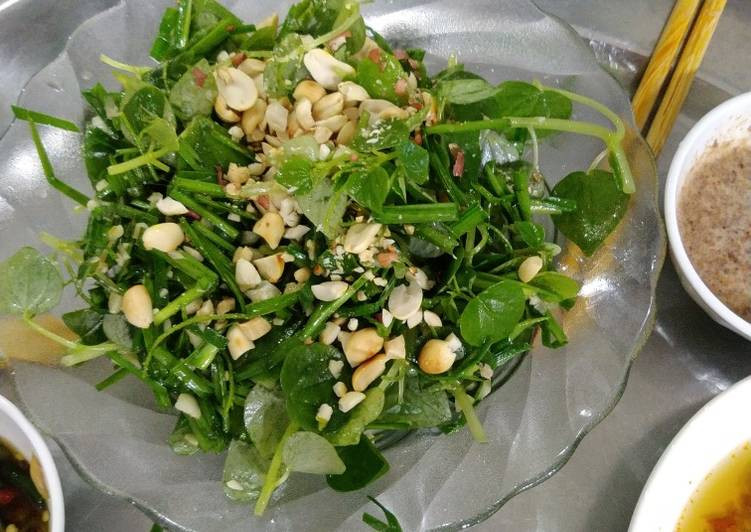 Cách làm rau càng cua trộn thịt bò: Nước trộn: 3 thìa súp giấm gạo, 1/2 thìa cà phê muối tiêu, 1/2 thìa súp đường, 1 thìa súp dầu ô-liu. Tất cả cho vào chén hòa tan đều.