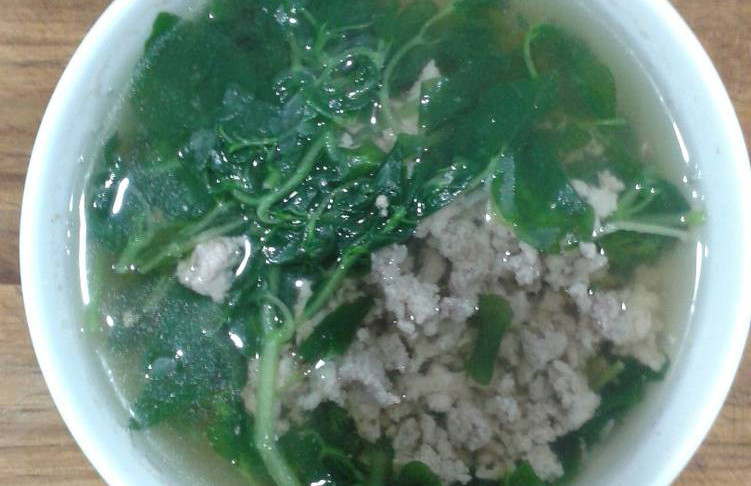 Cách làm: Rau càng cua rửa sạch. Thịt nạc rửa sạch, băm nhuyễn và ướp với hành tím băm, muối, tiêu, bột ngọt. Nấu nước canh: Cho dầu và tỏi vào phi thơm, tiếp đó cho thịt băm vào xào sơ, sau đó cho khoảng 1 lít vào nồi. Khi nước sôi kỹ, vớt bọt, cho rau càng cua vào, nêm lại canh rồi tắt bếp.