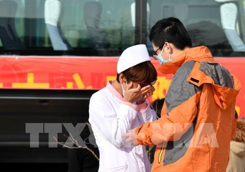 Anh Li Shilong, nhân viên Trung tâm y tế quốc tế Tây An tạm biệt vợ để tới làm nhiệm vụ tại thành phố Vũ Hán, tỉnh Hồ Bắc, nơi được coi là tâm dịch viêm đường hô hấp cấp do virus Corona chủng mới gây ra, ngày 3/2/2020. Ảnh: THX/TTXVN.
