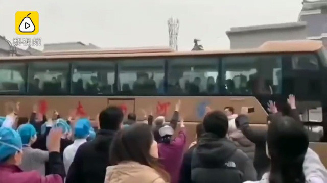 Theo bác sĩ Xu, thông thường công việc của hai vợ chồng rất bận, anh cũng không thường xuyên thể hiện tình cảm với vợ theo cách này. Tuy nhiên, khi nhìn vợ bước lên xe để tới vùng tâm dịch, anh đột nhiên không kiềm chế nổi cảm xúc.